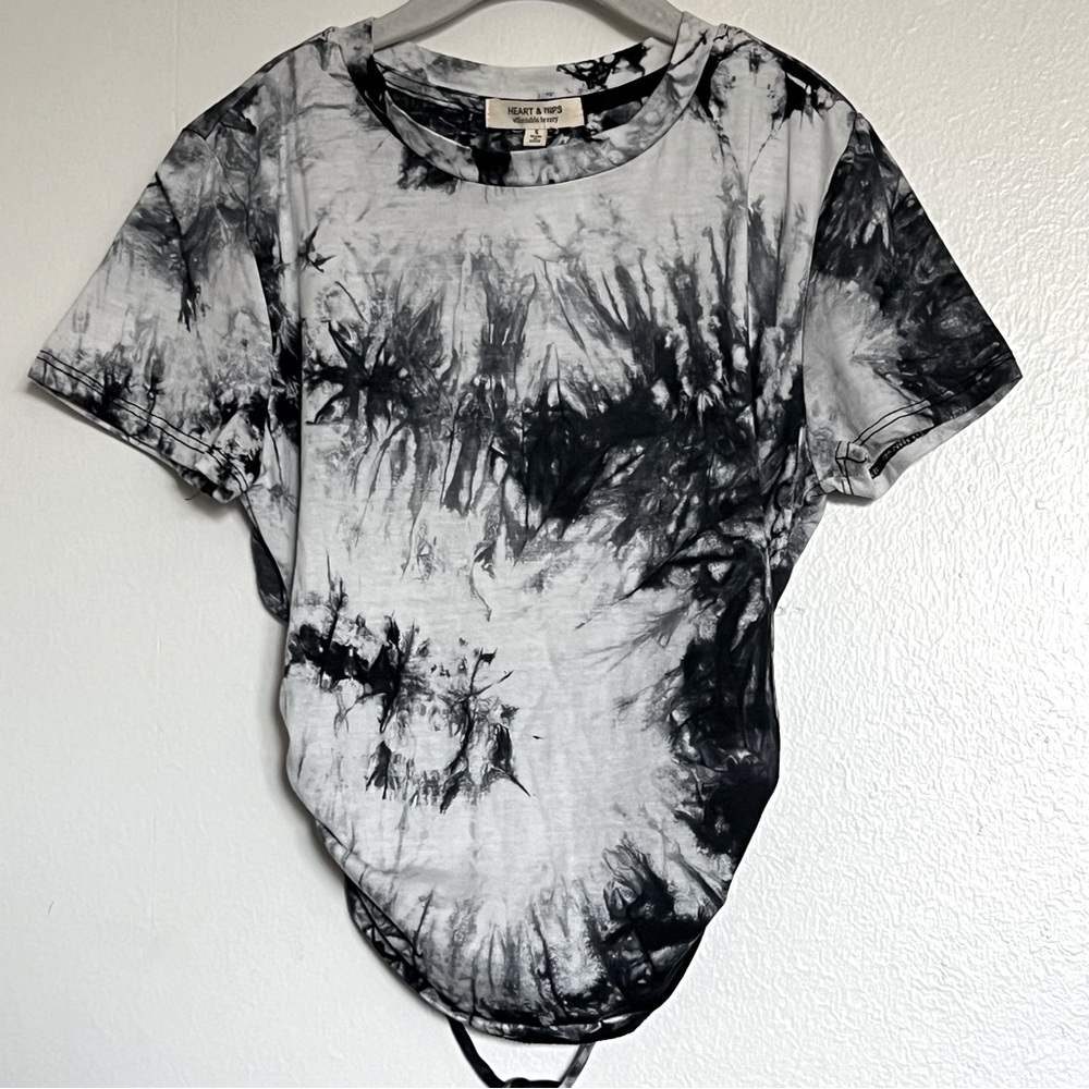 PAPAYA Heart & Hips Tie-Dye Crop Top w/ Open Back - White/Black